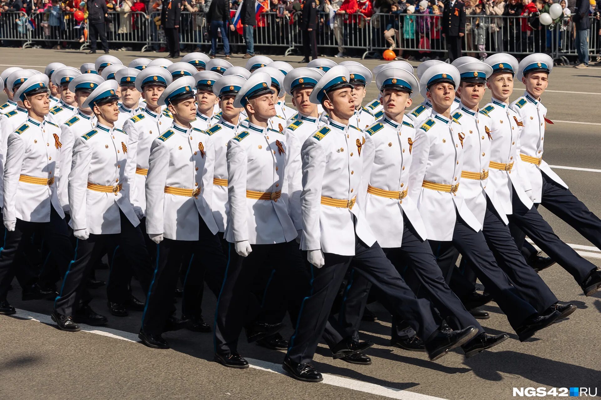Парад победы. Парад движение. Генеральная репетиция парада победы 9 мая москва. Кадетское движение в москве. Репетиция парада победы новосибирск.