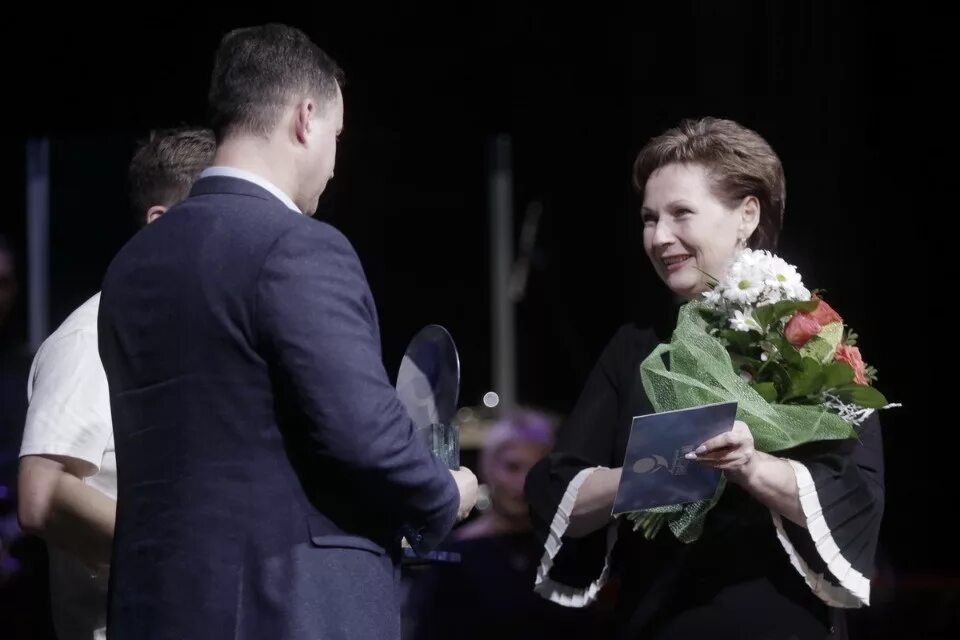День вручения. Букет для вручения наград свадебные. Мисс бгпу 2022. Вручение золотых медалей выпускникам 2022 калуга. День вручения.