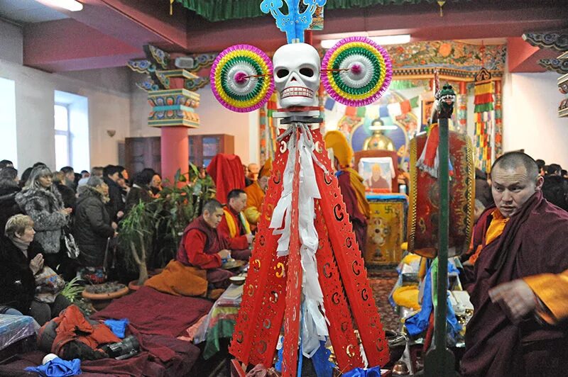 Буддийский праздник сагаалган. Хурал буддизм дацан. Сагаалган праздник буддизма. Дацан иволгинский хурал дугжуба. Сагаалган буддийский новый год.