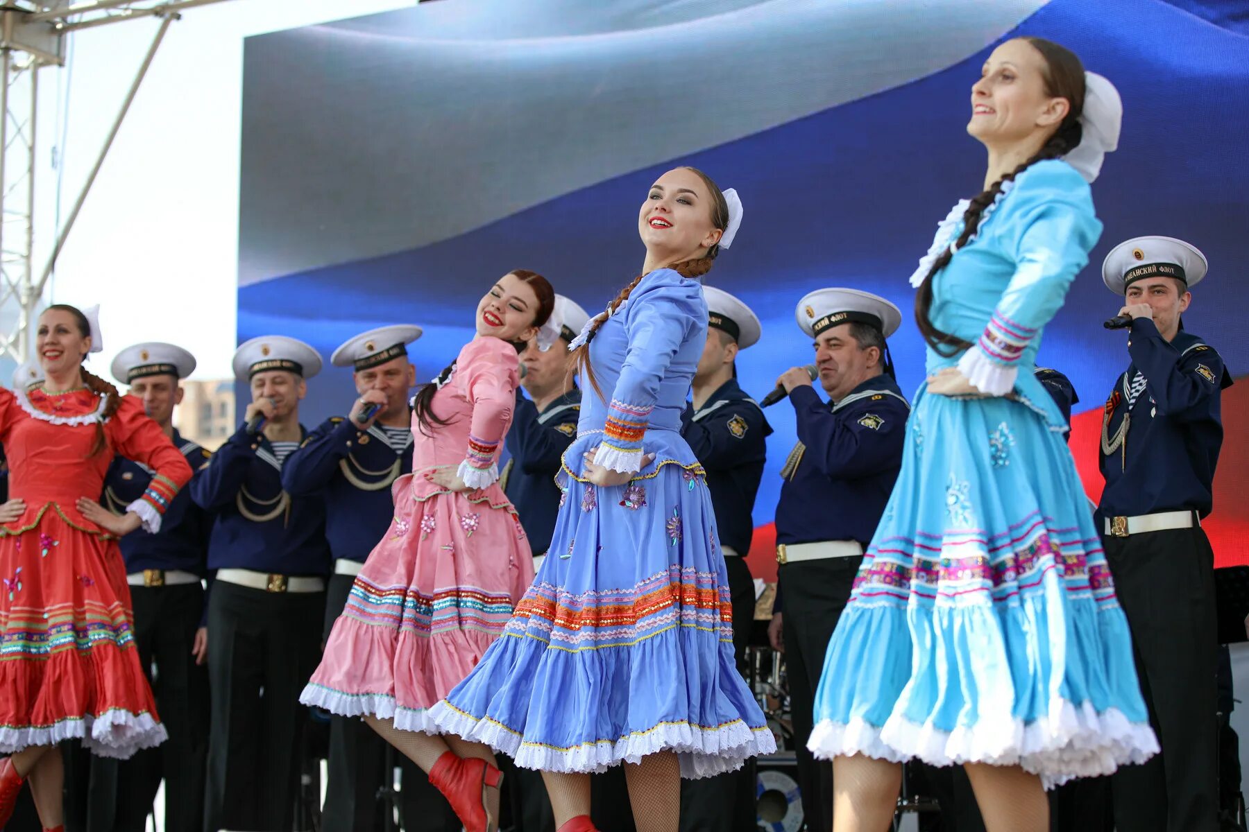 День россии владивосток. День народного единства фото. Народы края. Праздники и фестивали национальных культур в Европе. С праздником народного единства.