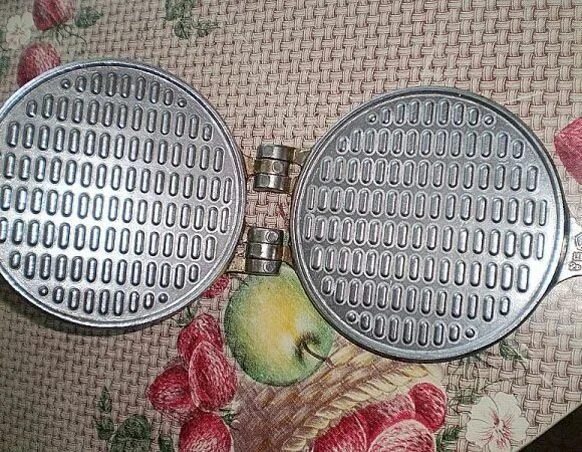 Вафли советские на плите. Вафли советские на плите. Печенье на сковороде. Вафельница для венских вафель. Вафли советские на плите.
