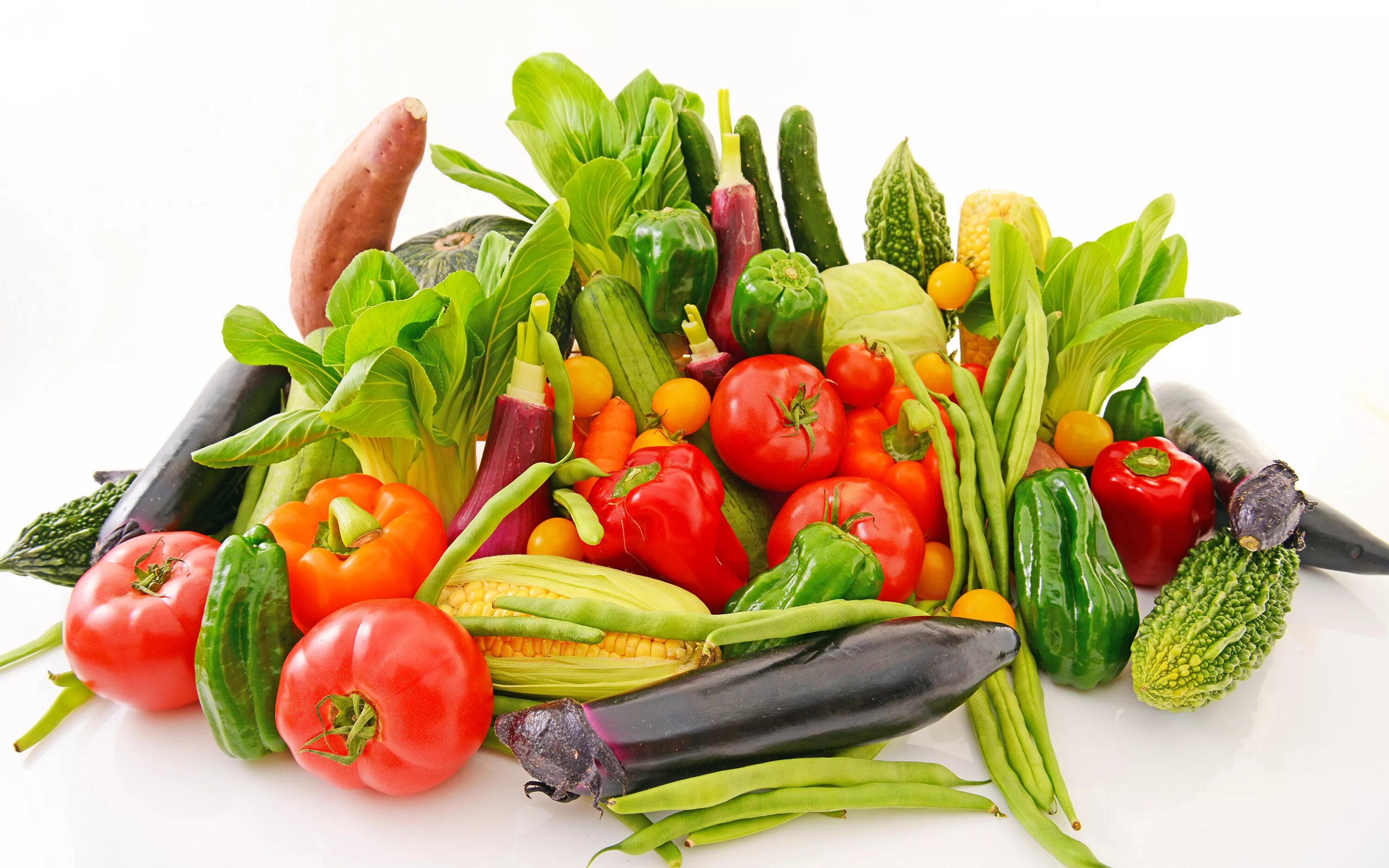 Овощи. Красивые овощи. Свежие овощи и фрукты. Овощи на белом фоне.
