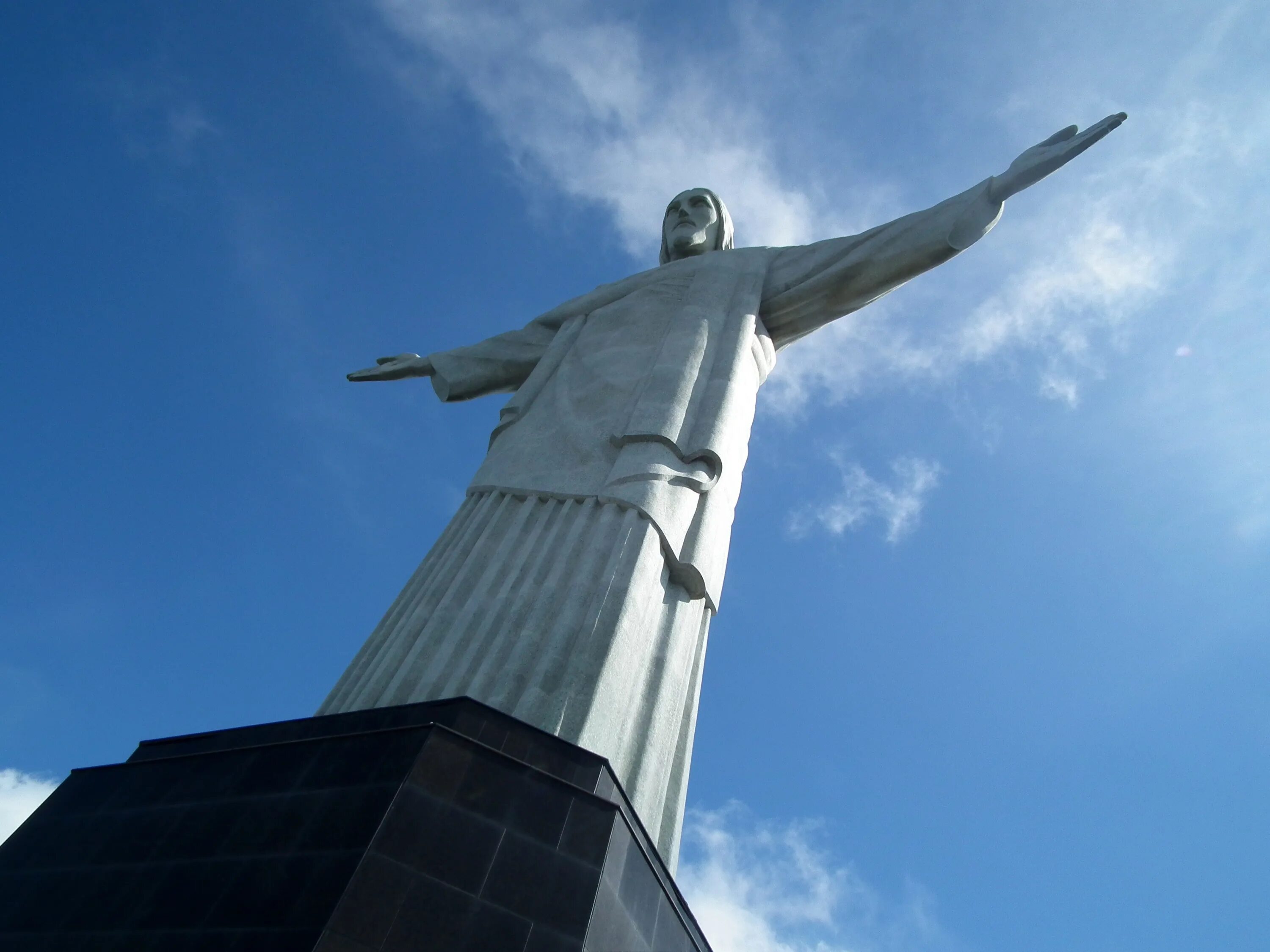 Статуя искупителя. Христос Искупитель. Статуя в Рио-де-Жанейро. Статуя Христа-Искупителя. Статуя Христа-Искупителя Бразилия постройка.