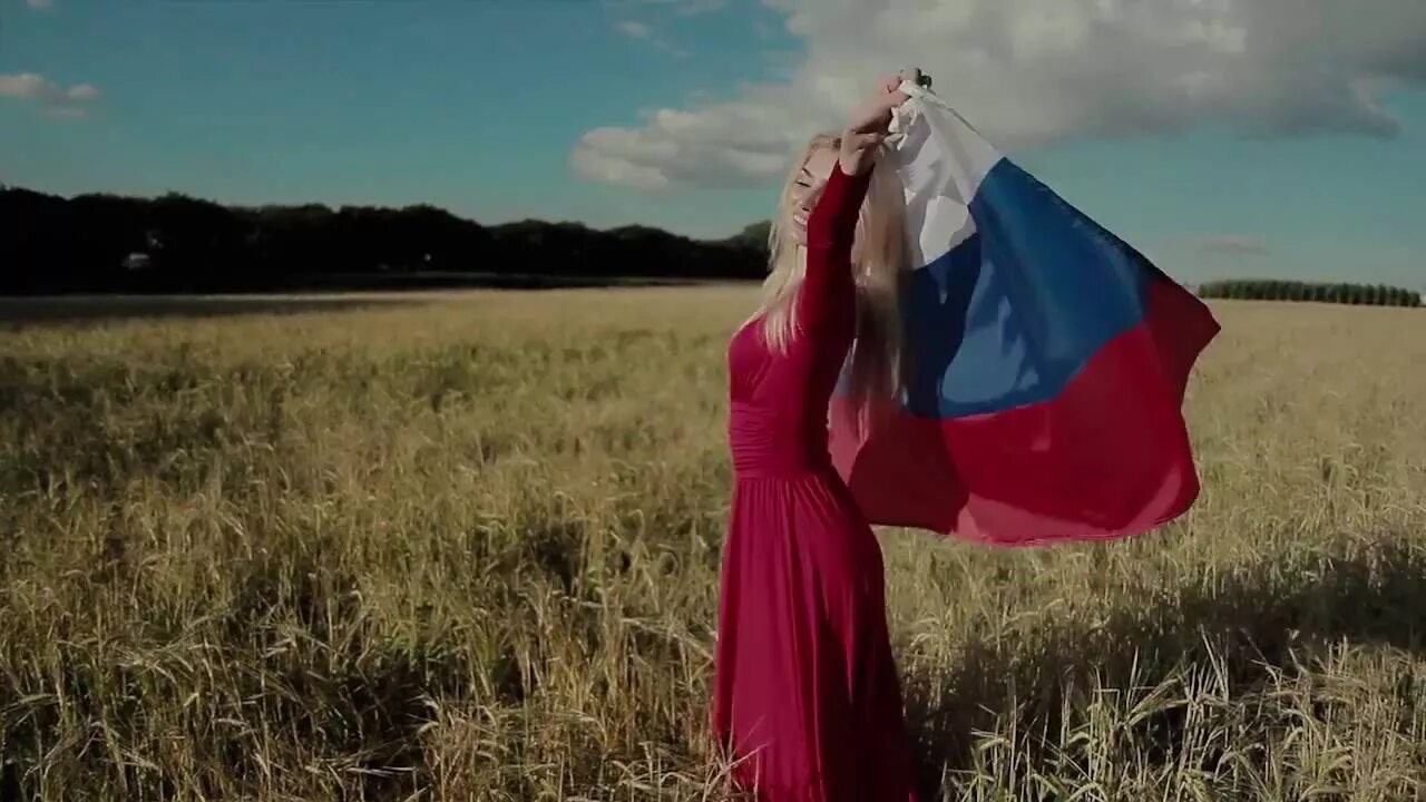 Девушка с флагом. Девушка с российским флагом. Платье в цветах российского флага. Красивые девушки с российским флагом.