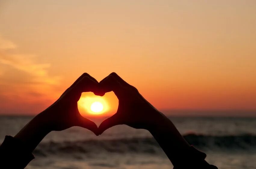 Сердце солнце. Сердце в руках. Love_my_sun_artemiy. Sun lover. Красивое фото я тебя обожаю солнце.