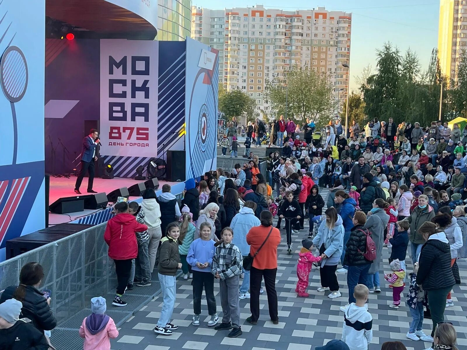 День города москва 2024 новопеределкино. Москва праздник. День города москва 2024 новопеределкино. Празднование дня города в москве. Федосьинский пруд переделкино.