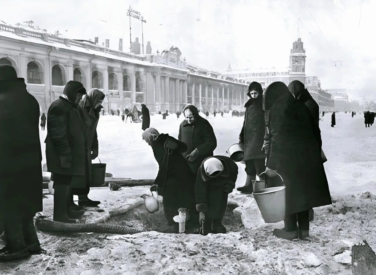 Ленинград в первые годы блокады. Блокада Ленинграда 8 сентября 1941 27 января 1944. Блокадный Ленинград Гостиный двор. Ленинградская блокада 1941.