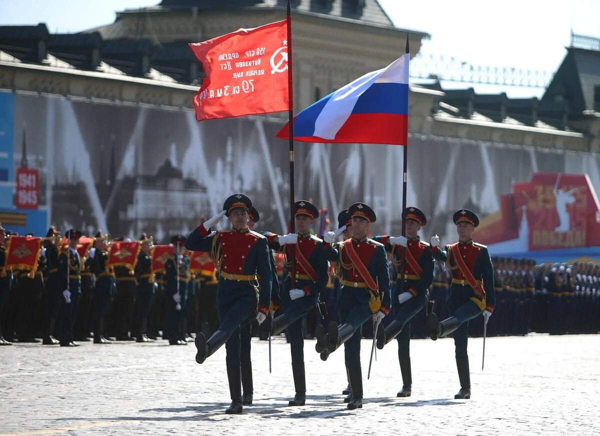 Красный выносить. Вынос Знамени Победы на красной площади. Знамя Победы на параде в Москве. Парад Победы 2020 в Москве вынос Знамени. Знаменная группа на параде Победы.