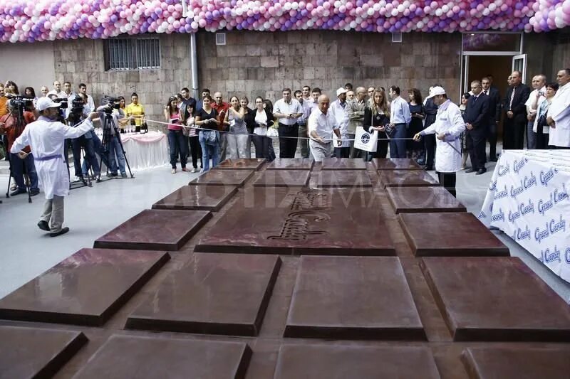 Largest chocolate. Самая большая плитка шоколада в мире. Самый большой шоколад в мире. Самая большая шоколадная гора по настоящему. Самая большая шоколадка.