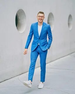 Стильный синий костюм