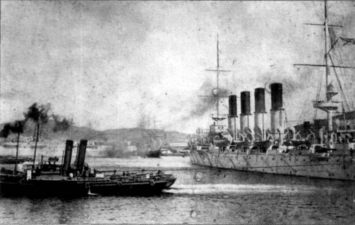 Крейсер Варяг 1905. Варяг бронепалубный крейсер 1904. Варяг бронепалубный крейсер бой. Крейсер Варяг Чемульпо.