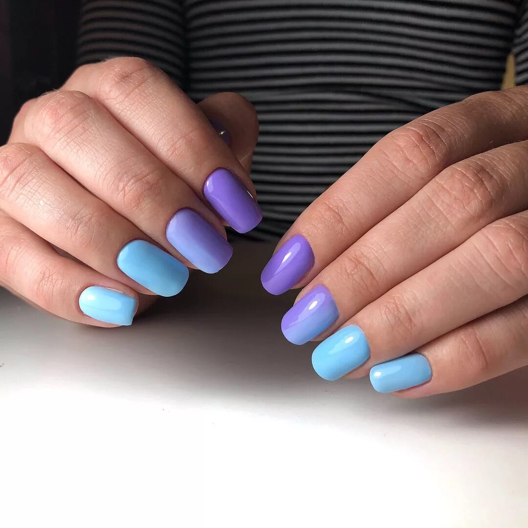 Лак сочетание цветов. Разноцветный маникюр. Голубые ногти. Ногти разного цвета. Градиент на ногтях.
