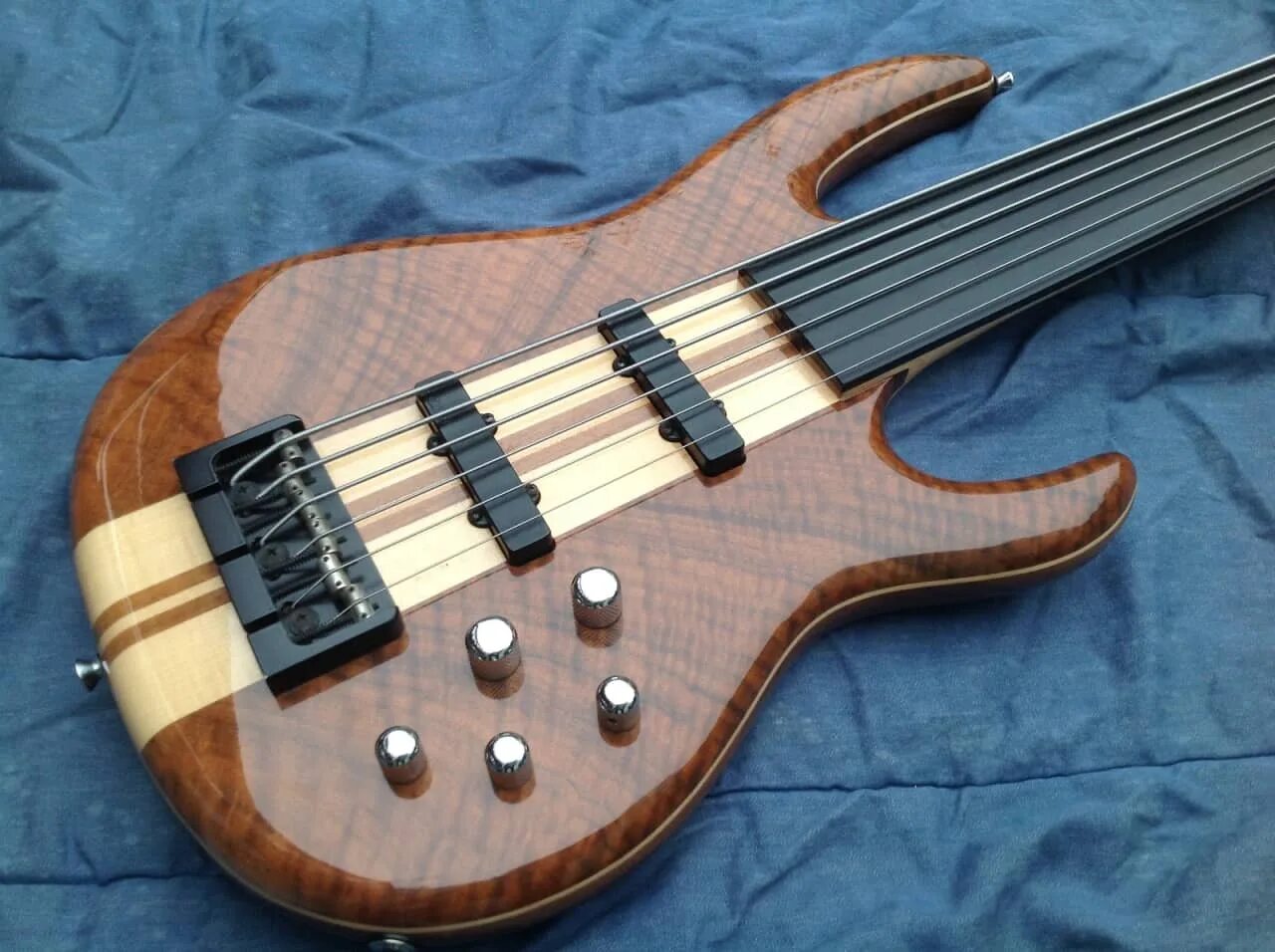 F bass. Carvin lb76. Carvin Fretless 6 String. 6 String Bass Fretless. Бас гитара Карвин.