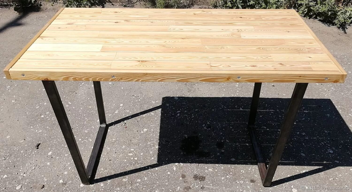 Стол журнальный форест массив дерева. Столы лофт массив лиственницы. Стол лофт лиственница. Стол из лиственницы. Стол из лиственницы.