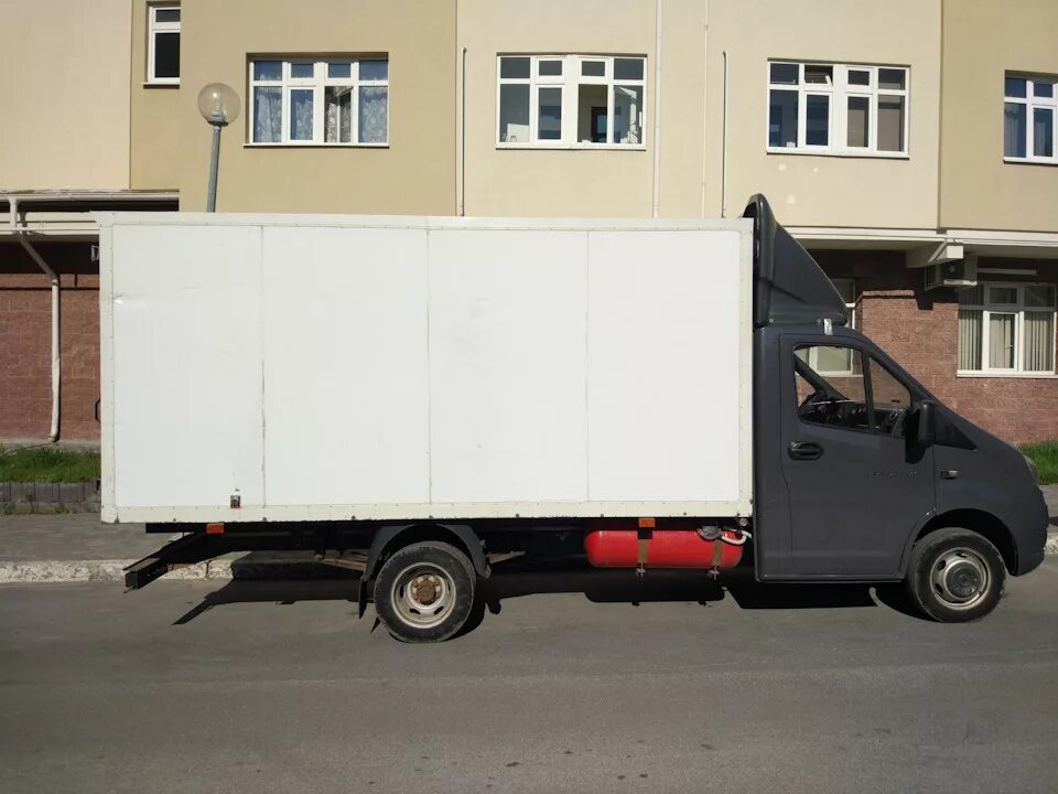 Брезент на газель. Газель некст будка 4 метра. Газель закрытая. Как закрыть газель. Задний клапан тента на газели.