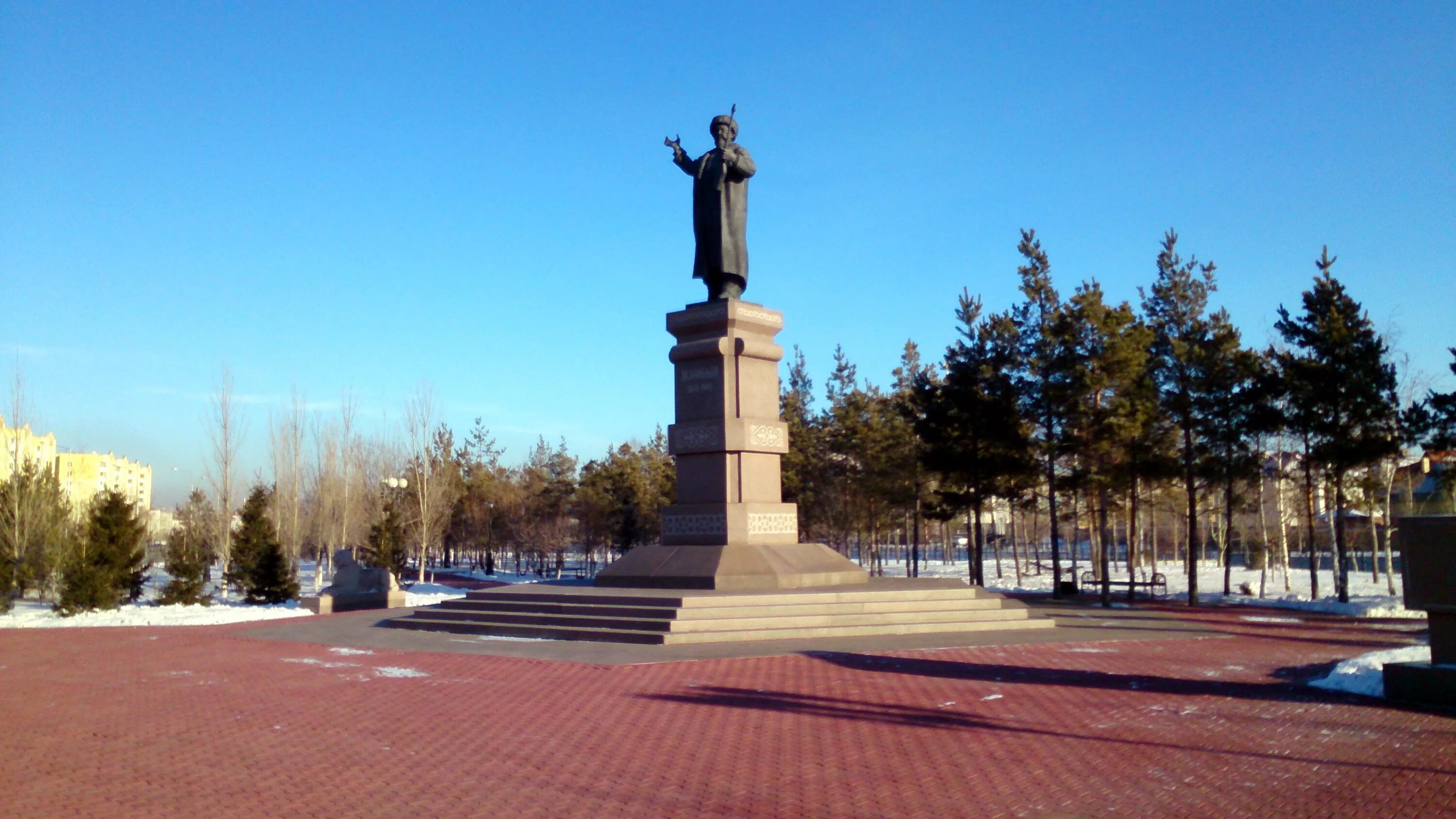 Памятник Жамбыла Алматы. Жамбыл Жабаев памятник. Памятник Жамбылу Жабаеву в Таразе. Памятник Джамбулу Джабаеву.