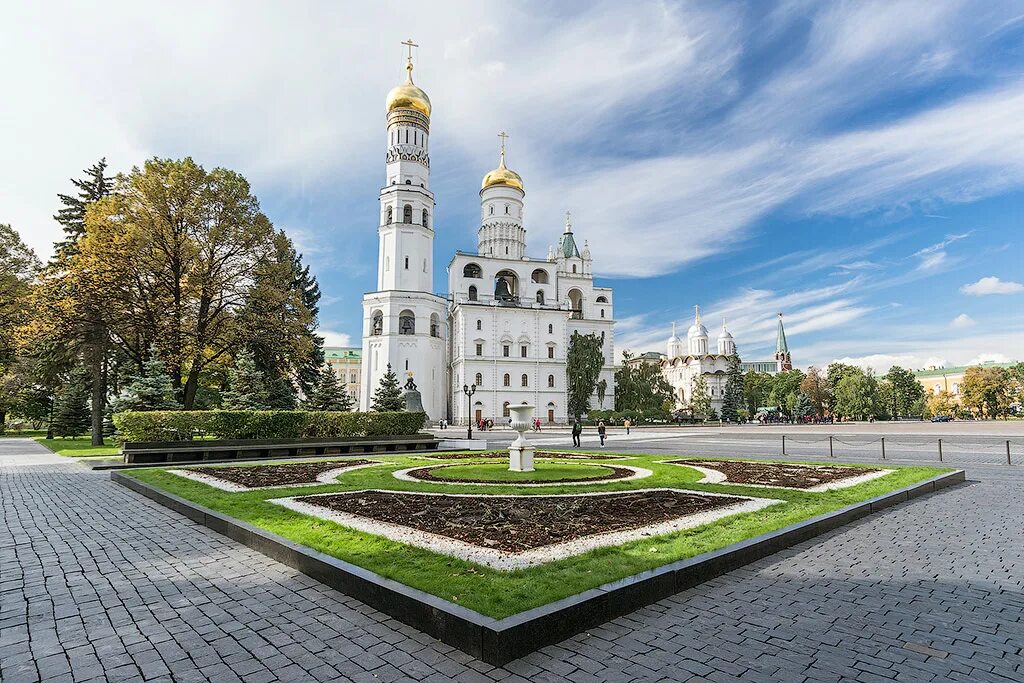 Московский кремль москва ивановская площадь фото. Колокольня Ивана Великого в Москве. Москва Кремль колокольня Ивана Великого. Колокольня Ива Великого.