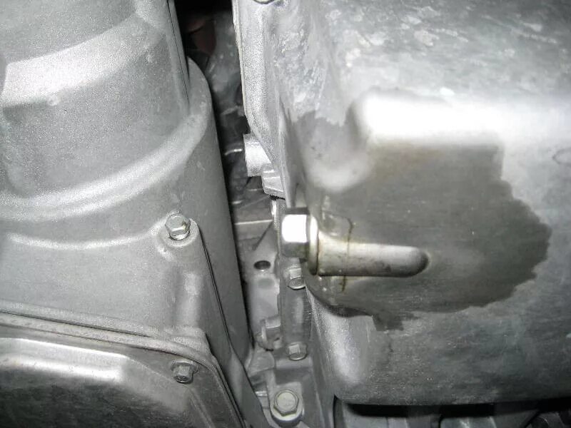 Шевроле кобальт фильтр коробка автомат. Cobalt chevrolet коробка механик масла. Замена масла кобальт. Chevrolet cobalt коробка масло механика. Chevrolet cobalt коробка масло механика.