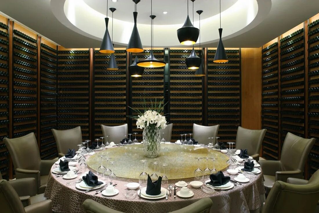 Интерьер ресторан 5 звезд. Официант. Заходи в этот ресторан. Ресторан с посетителями. Ресторан времена года в парке горького.