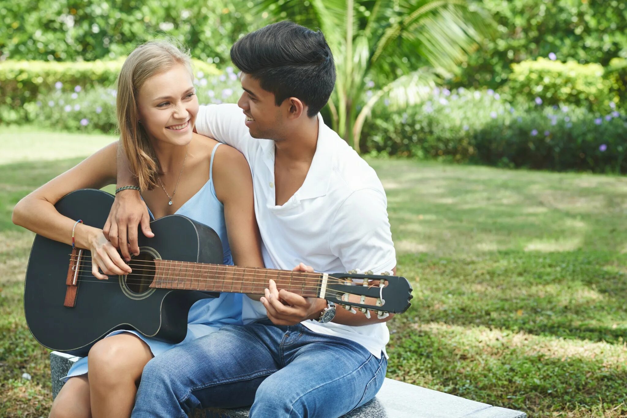 В обнимку с гитарой. Девушка в обнимку с гитарой. Играть на гитаре. Молодежь играет на гитаре. Песня играй подруга