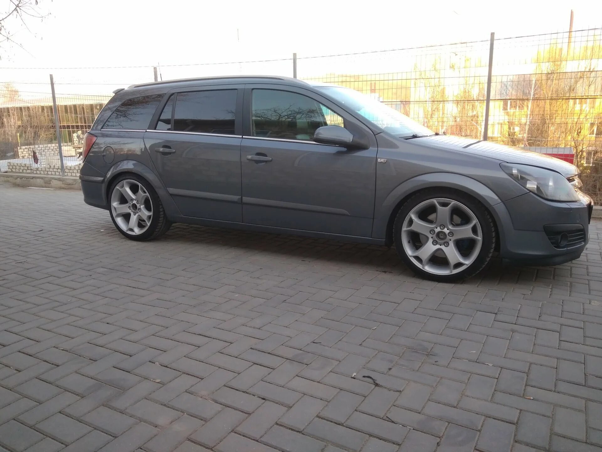 Opel Astra h универсал r17. Astra h Caravan r18. Opel Astra h Caravan r19. Opel Astra h Caravan r18. Колесо опель универсал