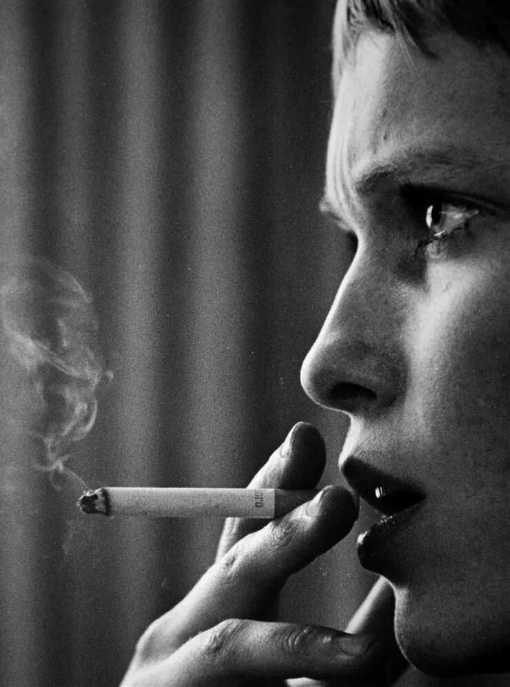 Сон курящий человек. Блондинка с сигаретой черно белое фото.