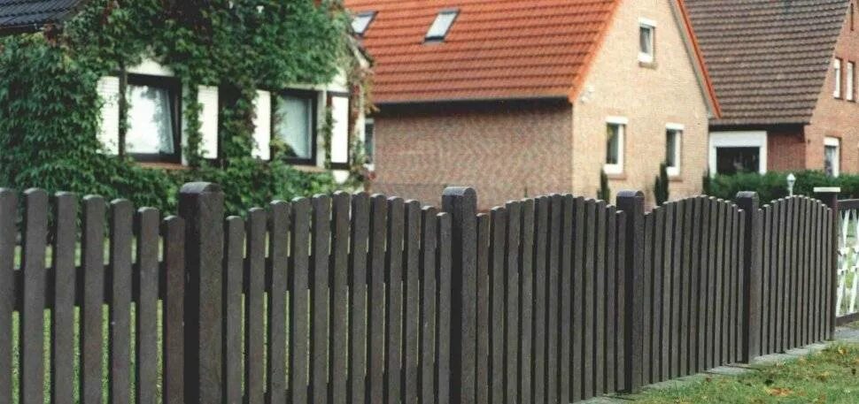 Какой забор должен быть между участками. Забор между соседями. Забор между участками. Забор между соседями в частном доме. Красивый забор между соседями.