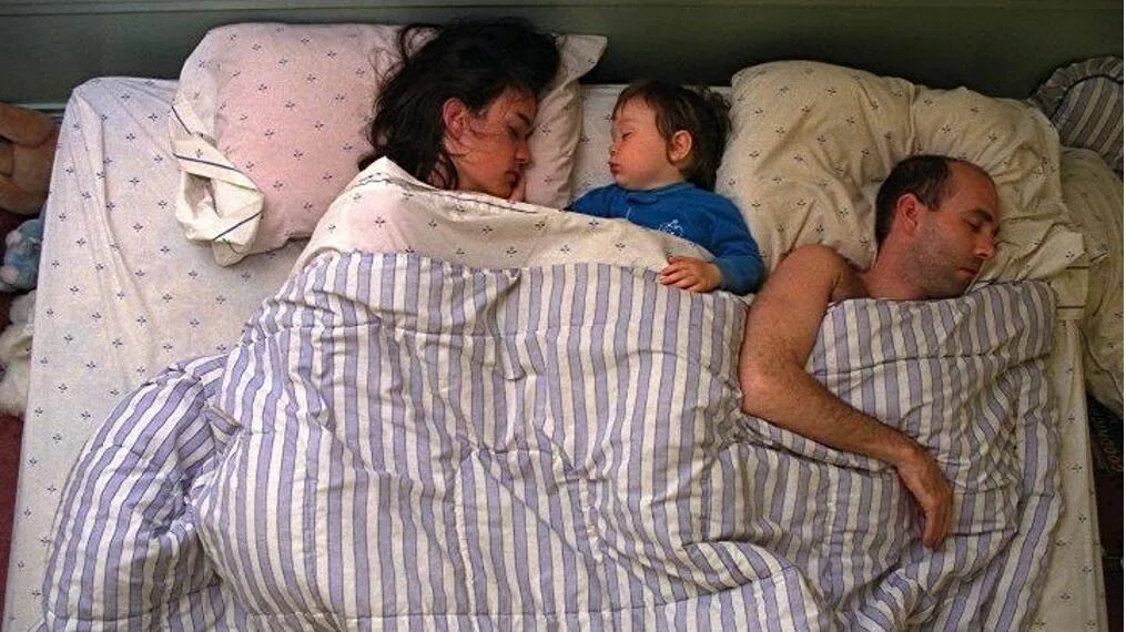 смешные сказки. я пошла спать. отцы и дети. папа поспал. мужчина с ребенком.