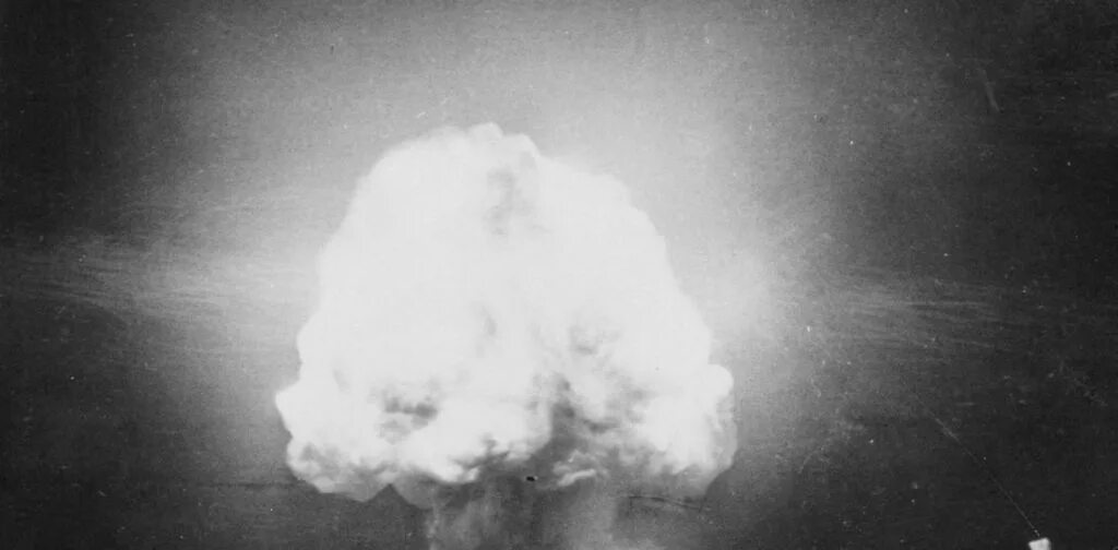 Первое испытание ядерного оружия в шт Нью Мексико. Лос Аламос ядерное оружие. Взрыв первой ядерной бомбы в 1945. Первое испытание атомной бомбы в мире.