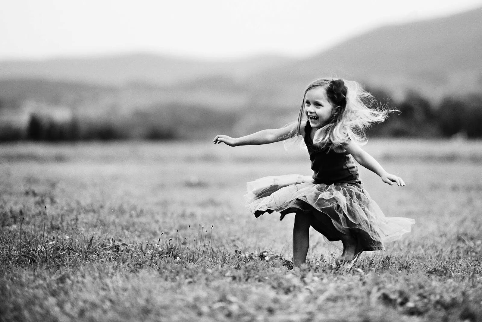 Веселое беззаботное детство все равно. Девочка бежит. Девушка убегает. Девушка бежит. Счастливая девочка.