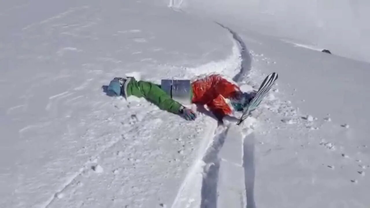 Падения сноубордистов. Сноуборд упал. Травмы на сноуборде. Сноубордист падает.