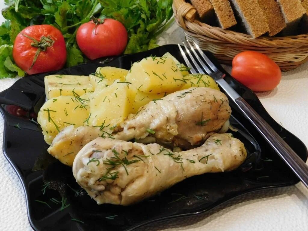 Куриные ножки с картошкой. Куриная голень изкартошкой. Куриные голени с картофелем. Куриные ножки с картошкой в мультиварке