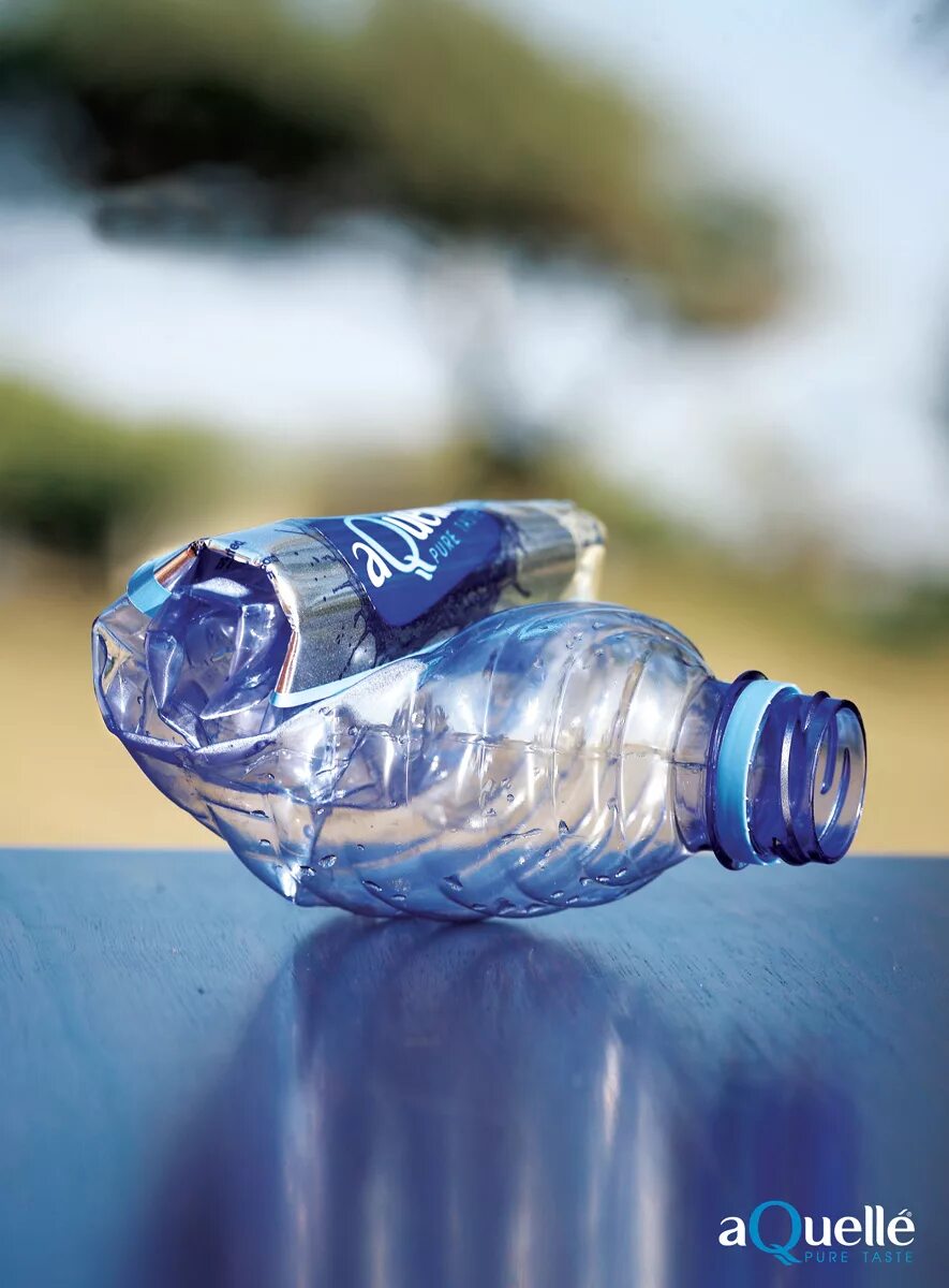 Вода которая меняет вкус. Креативные бутылки для воды. Реклама воды. Креативная реклама воды. Бутылка воды на столе.