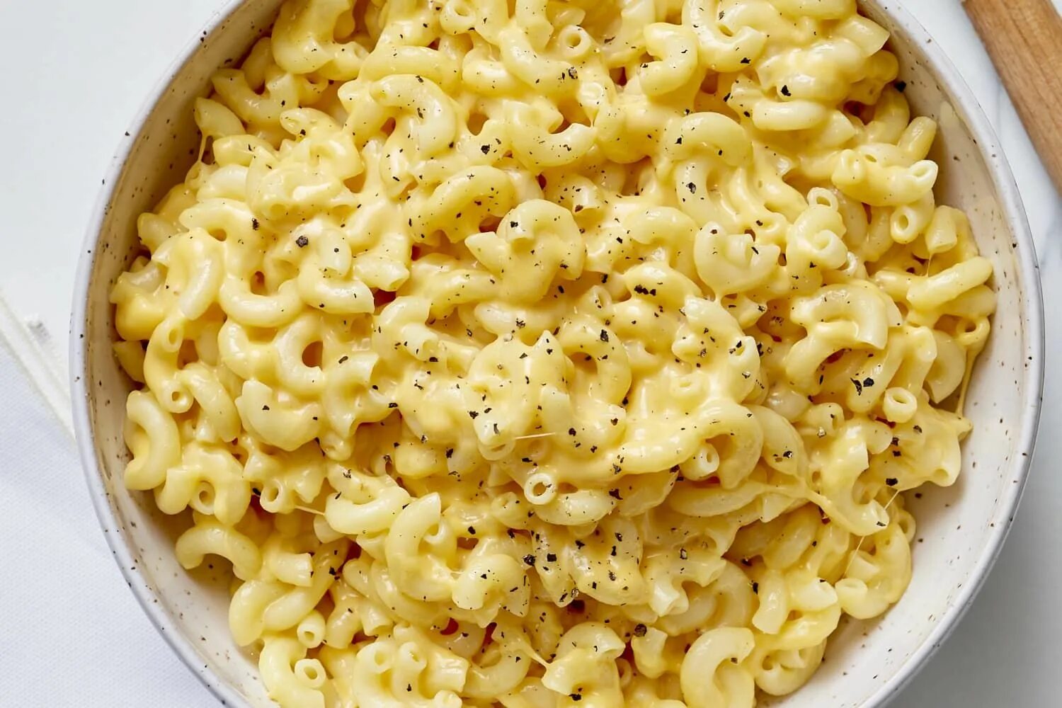 Макароны Mac and Cheese. Макароны с сыром. Спагетти с сыром. Макароны с натертым сыром.