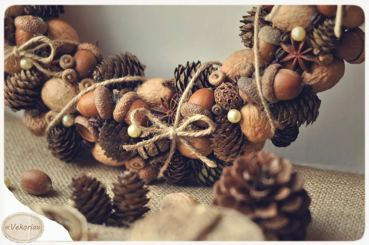 Декор из сосновых шишек. Природный материал шишки. Композиция из сосновых шишек. Поделка из шишки. Композиция из шишек.