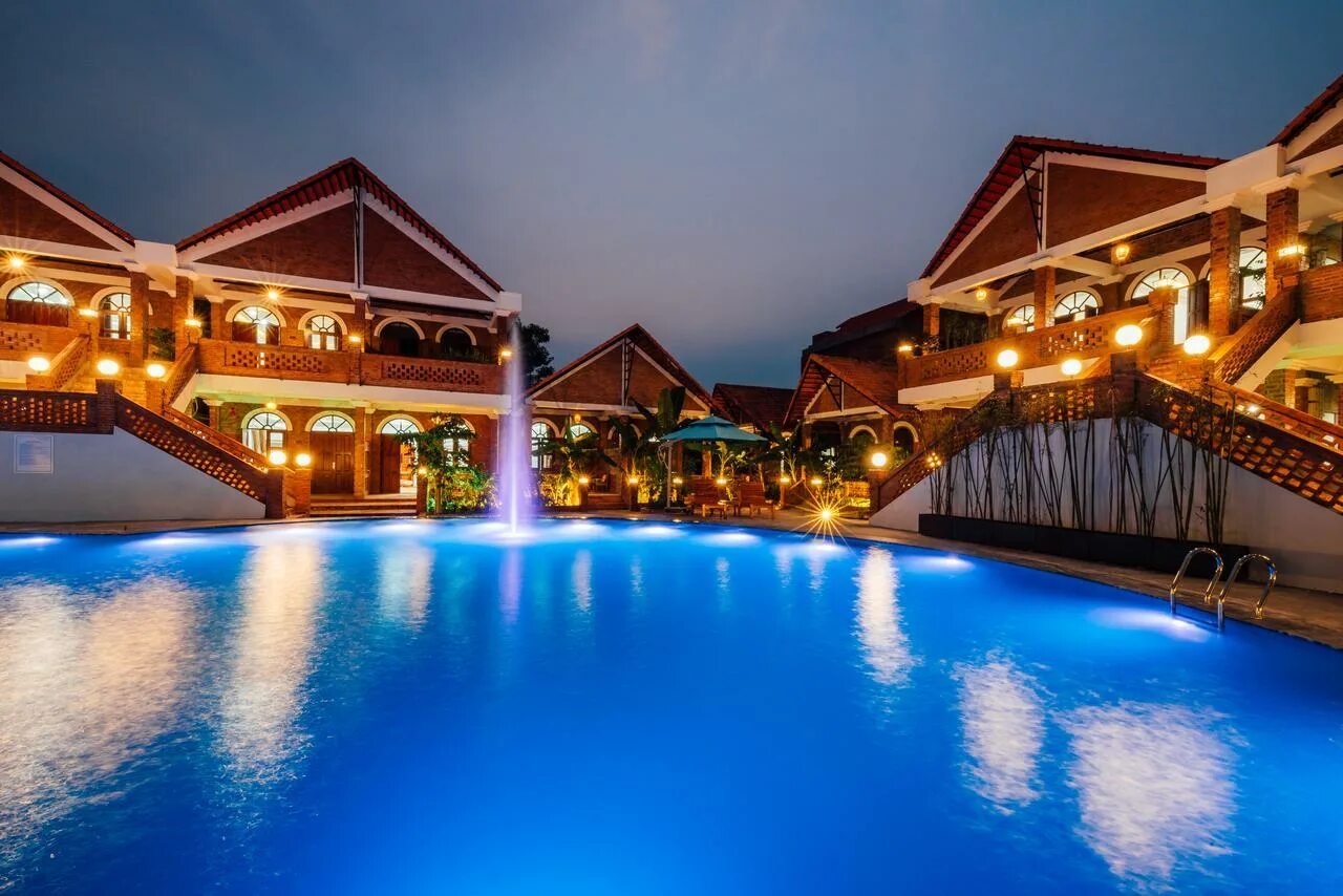 Mountain resorts. Red fox 4 индия. Ред резорт. Ред резорт. Поселок удобный ред резорд.