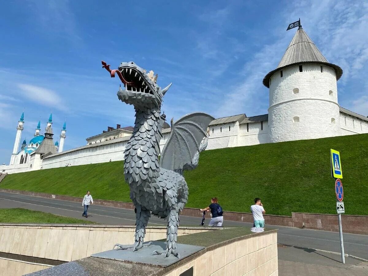 Где казань интересно. Казанский кремль зилант. дракон зилант казань. дракон зилант казань памятник. зилант казань 2025.