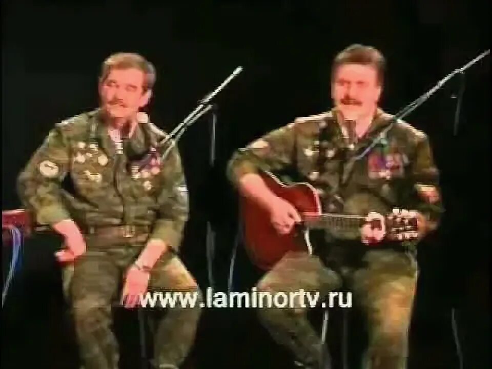Ансамбль голубые береты. Голубые береты ордена не продаются слушать. Песня мне старушка одна на вокзале поохав. Группа голубые береты. Голубые береты ордена не продаются слушать.
