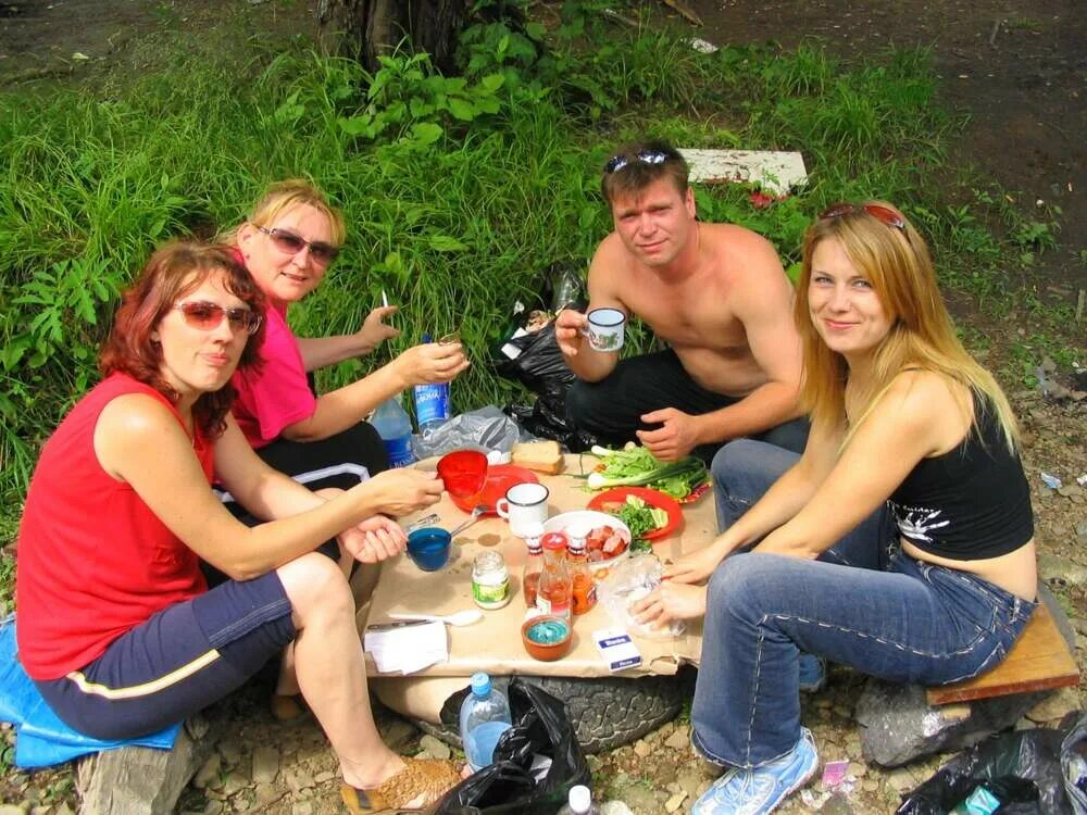 Видео друг русское. С друзьями на природе бухать. На пикнике частное. Русские студенты на природе. Голая компания на природе.
