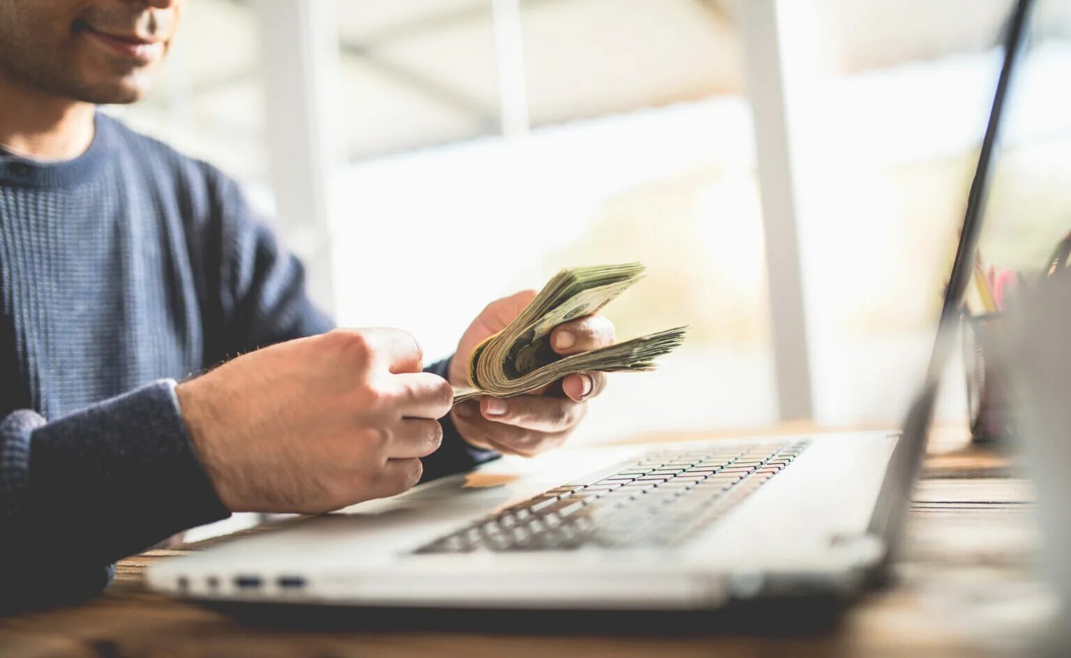 Sharing earn. Ноутбук и деньги. Блоггеры с деньгами. Заработок на маркетплейсе. Фриланс деньги.