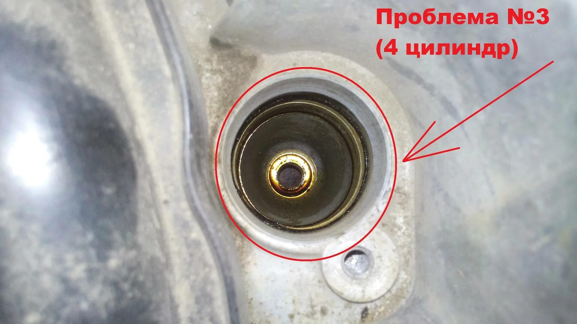 Масло в 1 и 3 цилиндре. Свечной колодец дастер. дастер 1,6 масло в свечных колодцах. 2ar-fe трубка свечного колодца.