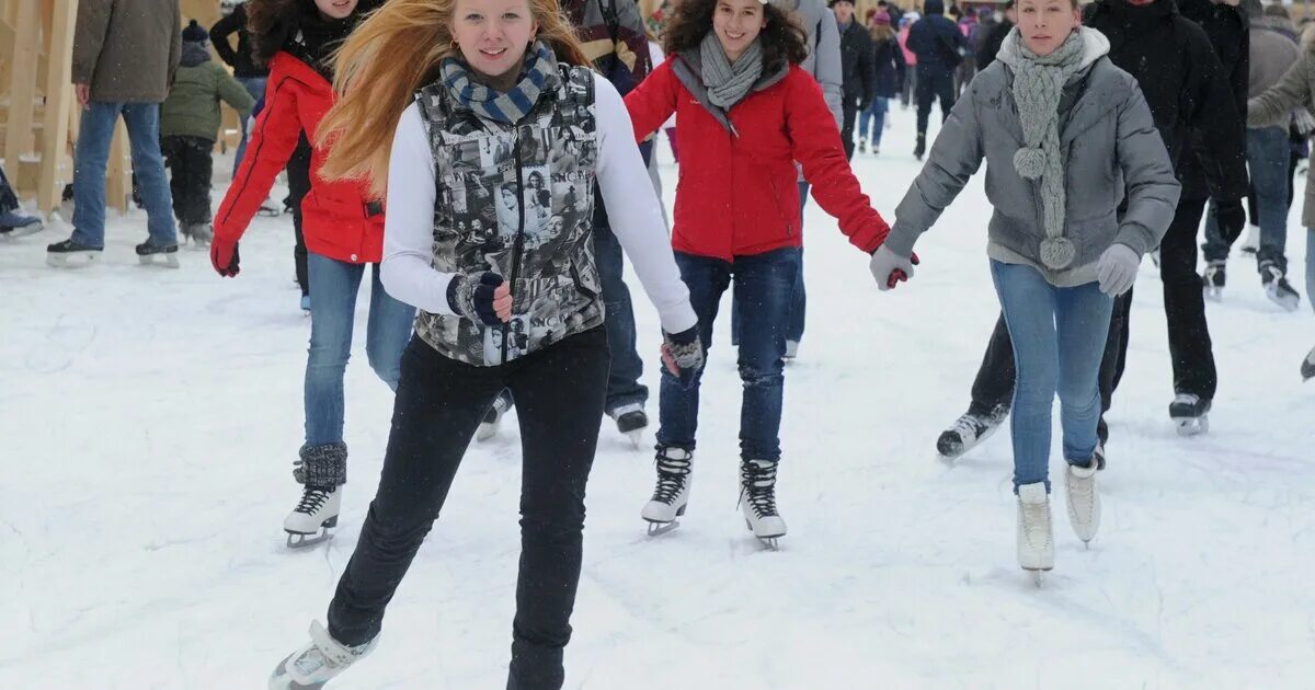 Сколько людей на катке. Перовский парк каток 24. Студенты на катке. Люди на катке. Студенты катаются на коньках.