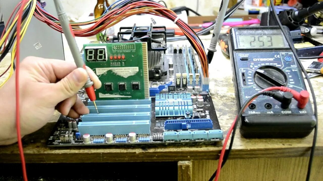 Диагностическая плата для материнской платы. Как проверить работоспособность компьютера. Прозвонка материнской платы мультиметром пк. Как проверить работоспособность компьютера. Измерение напряжения мультиметром в блоке питания.