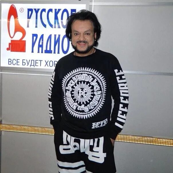 Филипп киркоров на радио. Филипп киркоров радио фото. Киркоров на русском радио. Директор русского радио емельянова. Киркоров в рок одежде.
