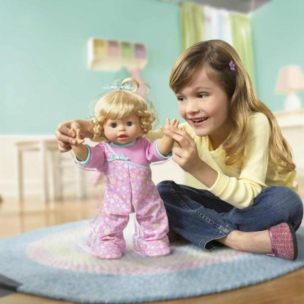 Игры с куклами. Little Mommy Fisher Price кукла. Кукла Fisher Price little Mommy walk & giggle. Куклы для девочек 5 лет. Девочка играет в куклы.