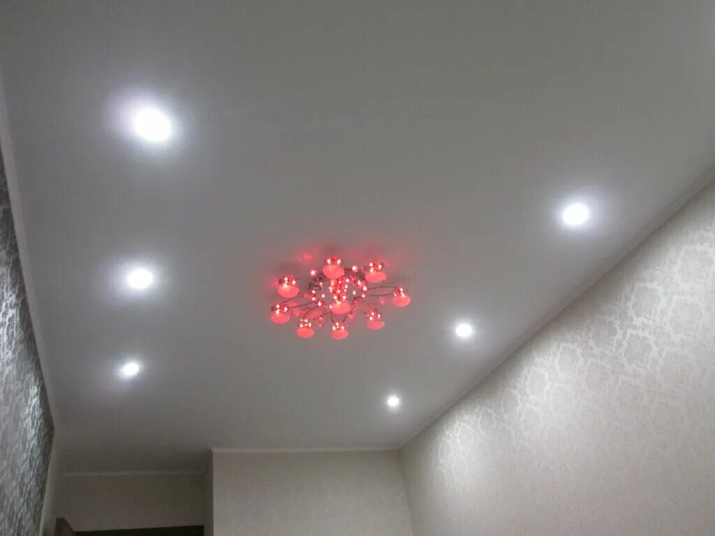 на потолке 5 точек. белые точки на потолке. точечные светильники для натяжных потолков. расположение светильников на натяжном потолке. расположение лампочек на натяжном потолке.