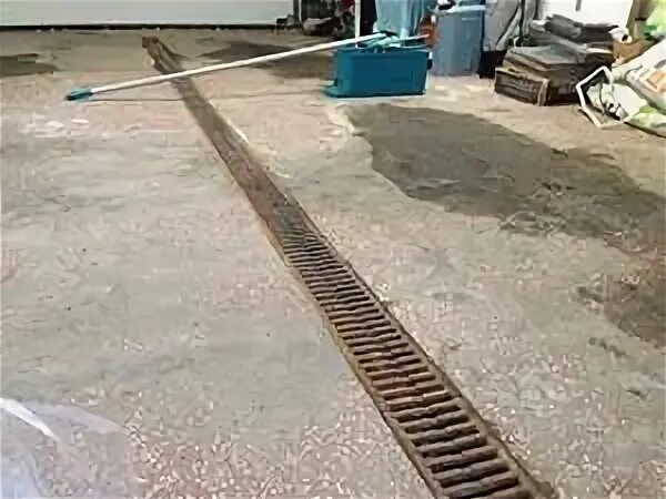 Грязеприемник ливневой канализации. Лоток водоотводный бетонный 150 х150. Ливневка дождевой водосток. Водосток в пол. Лоток ливневой канализации d100.