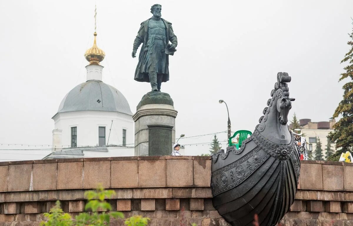 Памятник хождение за три. Город Тверь памятник Афанасию Никитину. Памятник купцу Афанасию Никитину в Твери.