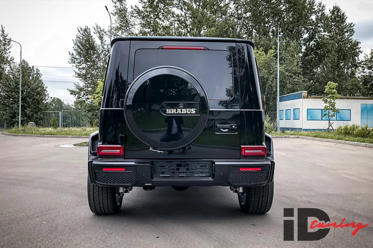Запаска гелика. Колеса на мерседес g463. Brabus 4x4 2 adventure. Мерседес g63 без запаски. G63 задняя дверь.