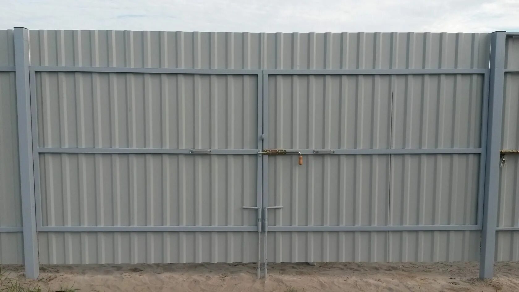 Столб из профильной трубы. Металлический каркас для забора. Каркас забора. Каркас забора из профильной трубы. Каркас металлического забора.